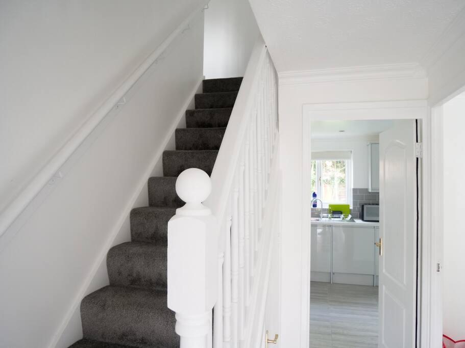 Cosy Four Bed Property With En-Suite Near To Nec Birmingham Airport And The City المظهر الخارجي الصورة